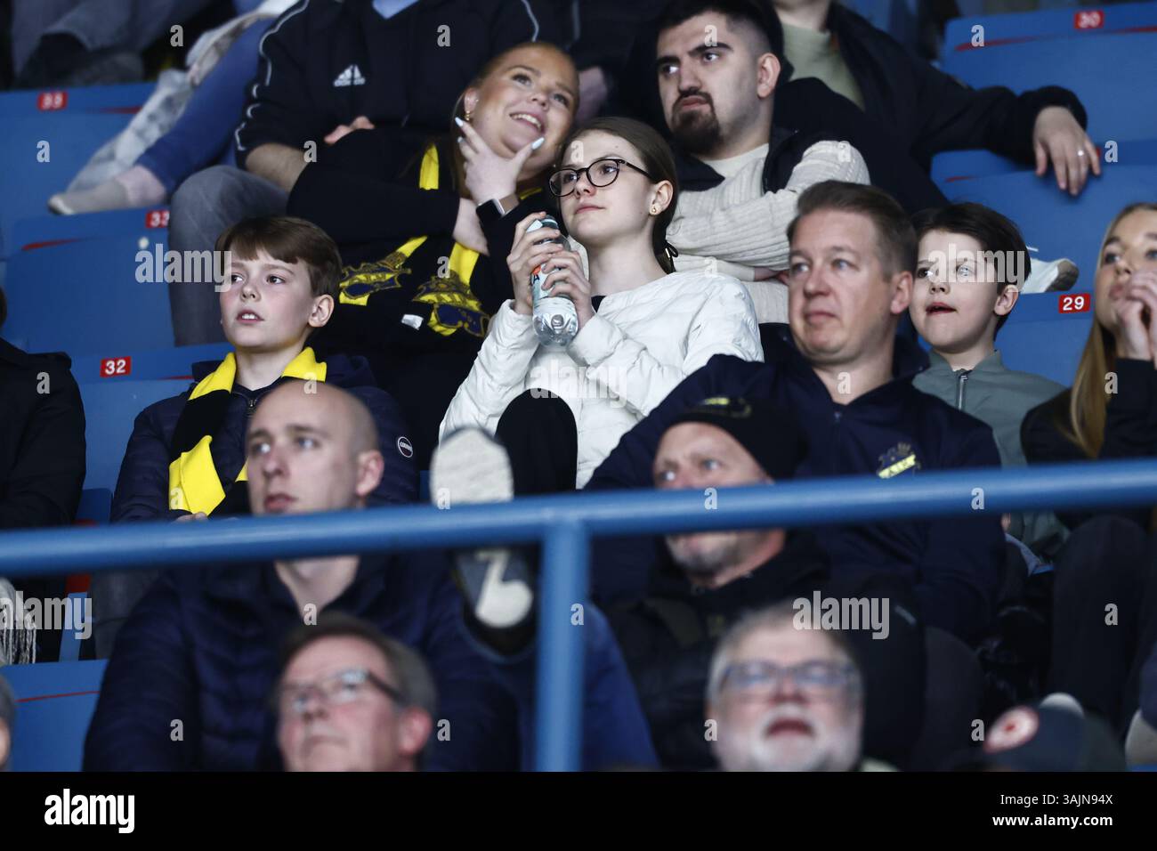 Stoccolma, Svezia. 11 aprile 2025. STOCCOLMA, SVEZIA 20250411Principessa Estelle e cugino Principe Alexander durante la partita di hockey allsvenskan, semifinale 6 nel migliore dei 7, tra AIK e BIK Karlskoga a Hovet a Stoccolma, Svezia 11 aprile 2025. Foto: Stefan Jerrevång/TT/codice 60460 credito: TT News Agency/Alamy Live News Foto Stock