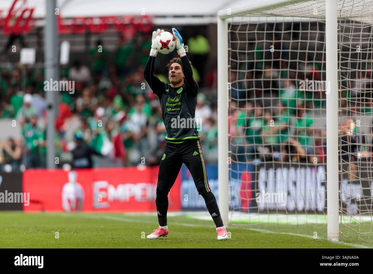 11 giugno 2017 - città del Messico, DF, Messico - città del Messico, Messico - domenica 11 giugno 2017: Guillermo Ochoa durante una partita del turno finale di qualificazione ai Mondiali FIFA 2018 con le squadre nazionali maschili degli Stati Uniti (USA) e del Messico (mex) che giocano a un pareggio di 1-1 all'Azteca Stadium. (Immagine di credito: © Michael Janosz/ISIPhotos via ZUMA Wire) Foto Stock