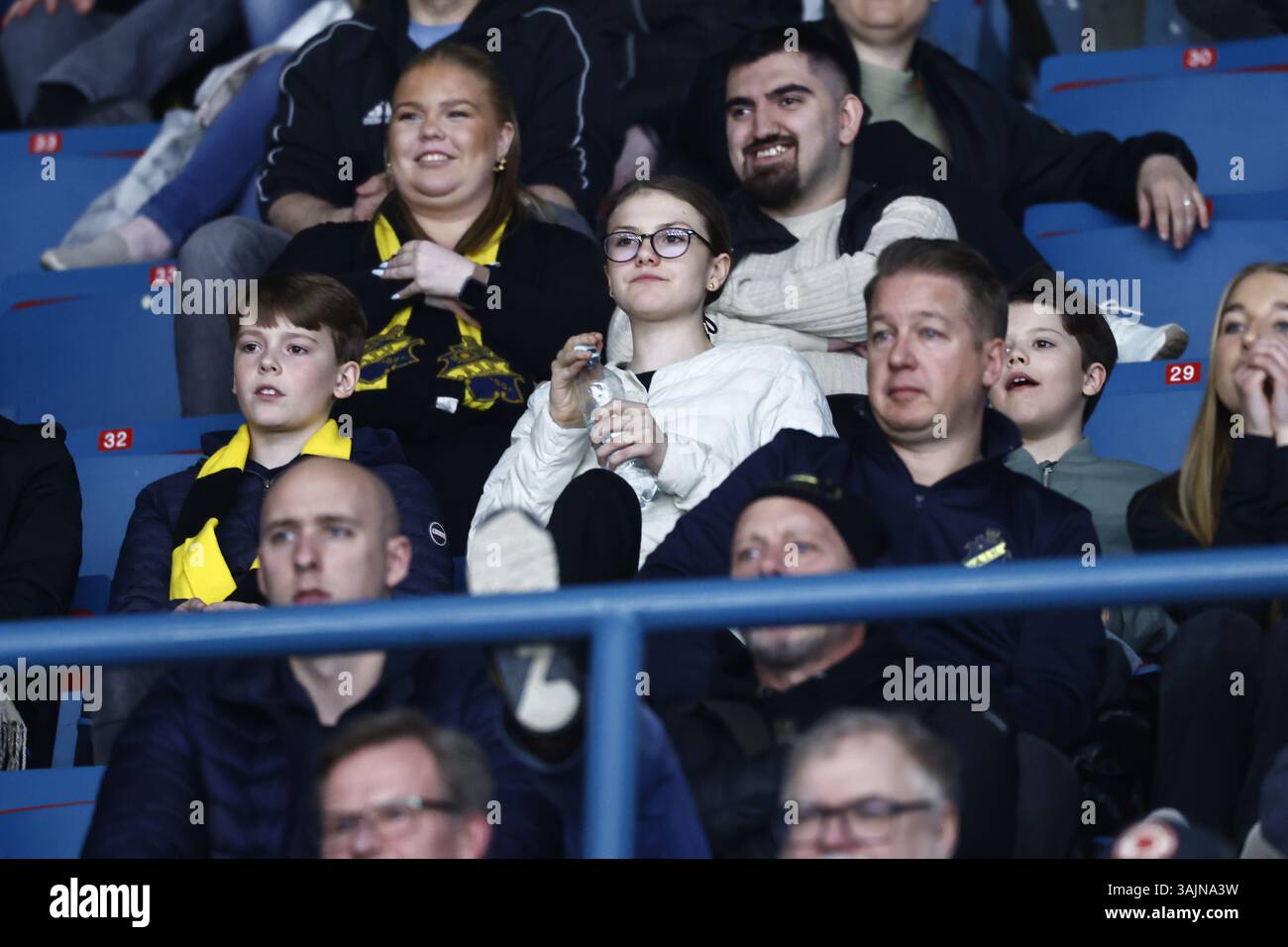 Stoccolma, Svezia. 11 aprile 2025. STOCCOLMA, SVEZIA 20250411Principessa Estelle e cugino Principe Alexander durante la partita di hockey allsvenskan, semifinale 6 nel migliore dei 7, tra AIK e BIK Karlskoga a Hovet a Stoccolma, Svezia 11 aprile 2025. Foto: Stefan Jerrevång/TT/codice 60460 credito: TT News Agency/Alamy Live News Foto Stock