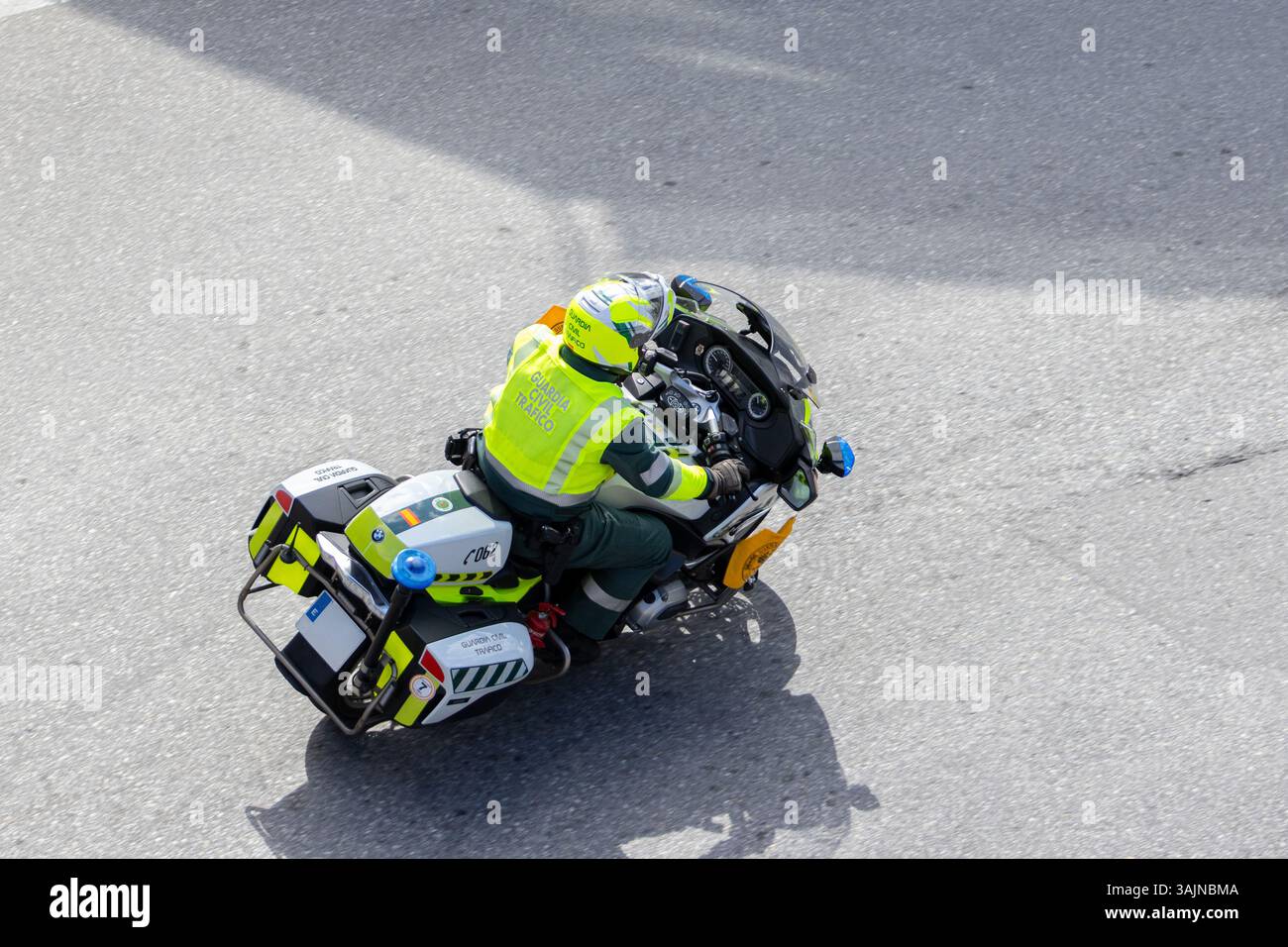 Galizia, Spagna; 2 marzo 2025: Vista dall'alto di un motociclista spagnolo della Guardia Civil Traffic Police in sella alla sua moto in una gara ciclistica Foto Stock