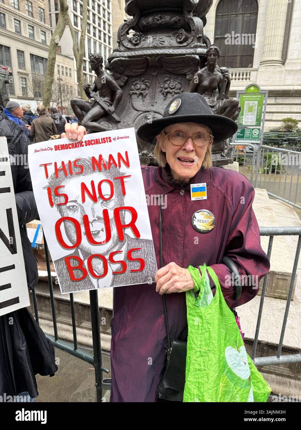 Migliaia di persone sono venute a Manhattan il 5 aprile in occasione di una protesta nazionale intitolata "Hands Off" che protestava contro le azioni generali del presidente Donald Trump e della sua amministrazione durante i suoi primi mesi in carica. Foto Stock