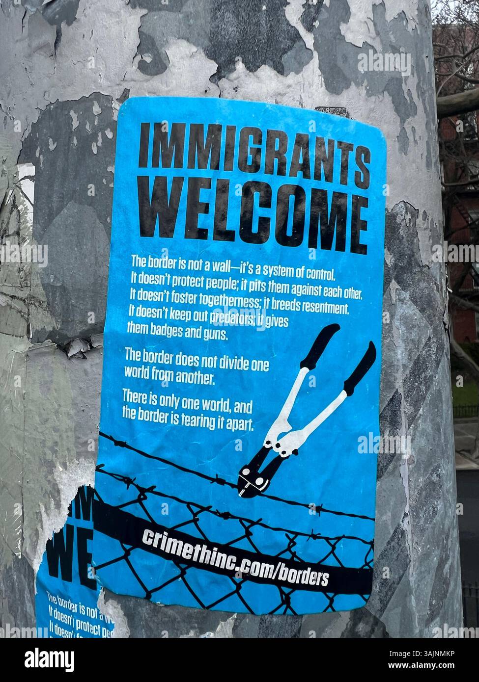 Poster che promuove una filosofia di immigrazione libera e aperta nel mondo. Pubblicato nel quartiere Kensington di Brooklyn, New York. Foto Stock