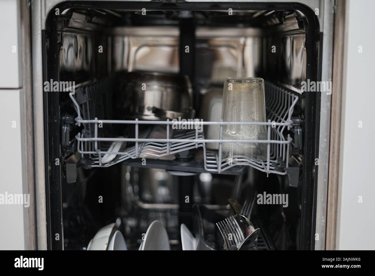 lavastoviglie carica pulizia sporca routine domestica casalinga eco consumo sicuro di acqua completamente carico Foto Stock