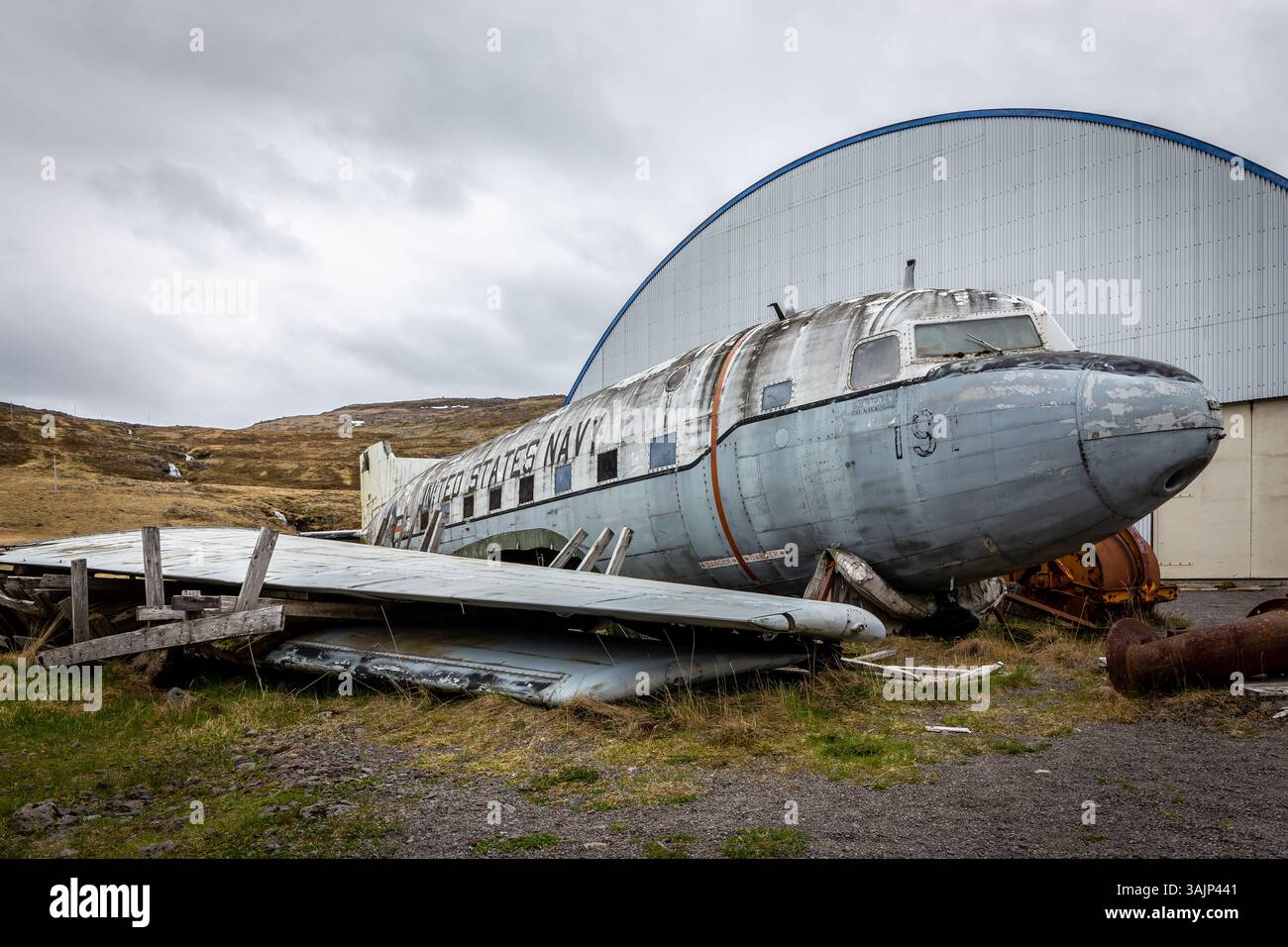 Patreksfjordur, Islanda, 24.05.22. DC 3 relitto di aeroplano nel Museo Hnjotur di Egill Olafsson a Orlygshofn, esposizione all'aperto. Foto Stock