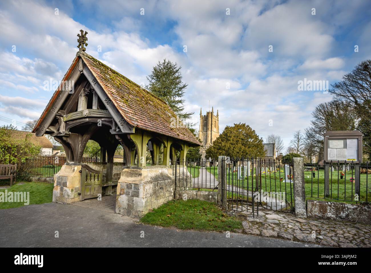 Il lychgate all'ingresso della chiesa di St James ad Avebury, Wiltshire Foto Stock
