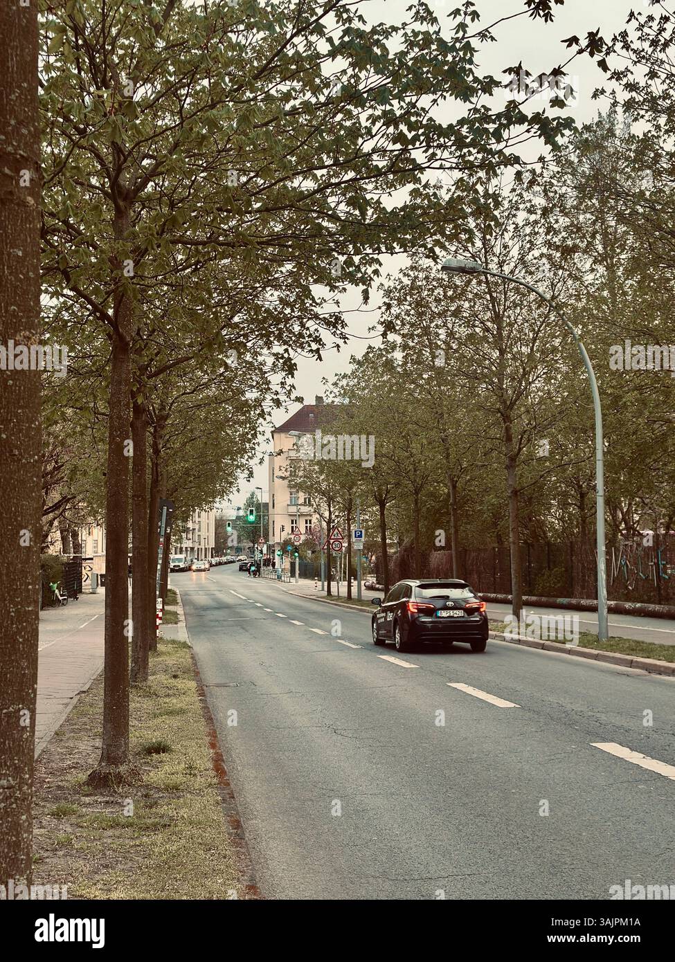 Una tranquilla scena di strada a Berlino - Immagine stock catturata con smartphone