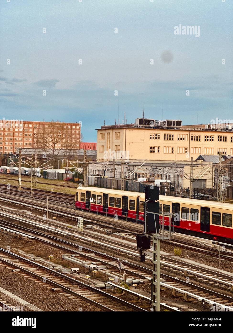 Il treno viaggia attraverso una rete di binari ferroviari a Berlino, in Germania - Immagine stock catturata con smartphone