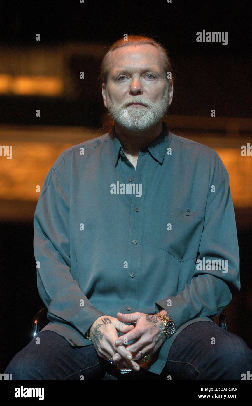 27 maggio 2017 - FILE PHOTO: GREGORY LENOIR 'GREGG' ALLMAN (Ê, 8 dicembre 1947 – 27 maggio 2017) è stato un musicista, cantante e compositore statunitense. È noto soprattutto per aver suonato nella Allman Brothers Band. A seguito di una serie di problemi di salute, Allman morì nella sua casa di Savannah, Georgia, il 27 maggio 2017, a causa di complicazioni del cancro al fegato. Aveva 69 anni. Nella foto: 15 novembre 2006, New York City. Gregg Allman della Allman Brothers Band partecipa a una conferenza stampa per annunciare che il Beacon Theater entra a far parte della MSG Entertainment. (Immagine di credito: © Sharkpixs/ZUMA Press) Foto Stock