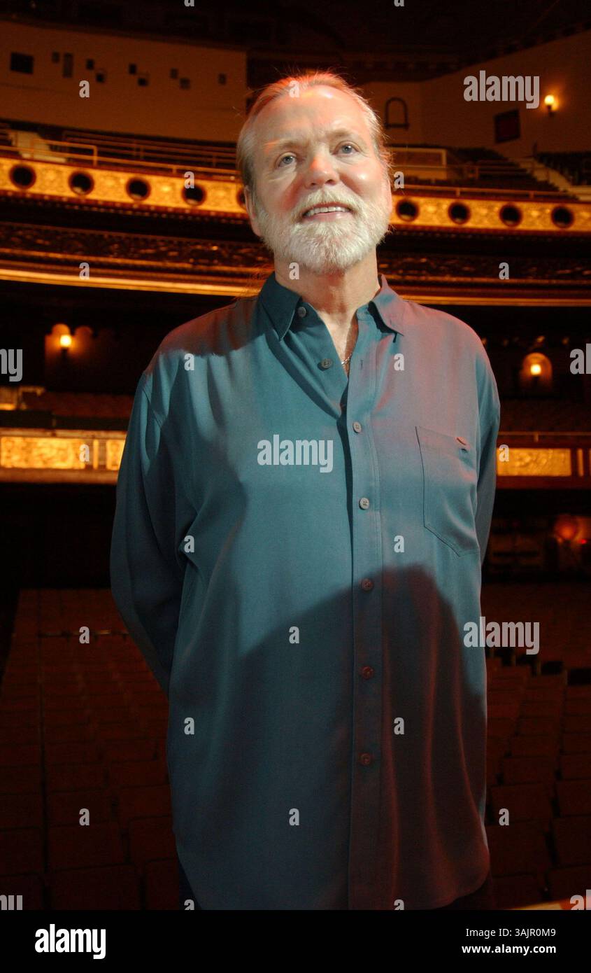 27 maggio 2017 - FILE PHOTO: GREGORY LENOIR 'GREGG' ALLMAN (Ê, 8 dicembre 1947 – 27 maggio 2017) è stato un musicista, cantante e compositore statunitense. È noto soprattutto per aver suonato nella Allman Brothers Band. A seguito di una serie di problemi di salute, Allman morì nella sua casa di Savannah, Georgia, il 27 maggio 2017, a causa di complicazioni del cancro al fegato. Aveva 69 anni. Nella foto: 15 novembre 2006, New York City. Gregg Allman della Allman Brothers Band partecipa a una conferenza stampa per annunciare che il Beacon Theater entra a far parte della MSG Entertainment. (Immagine di credito: © Sharkpixs/ZUMA Press) Foto Stock