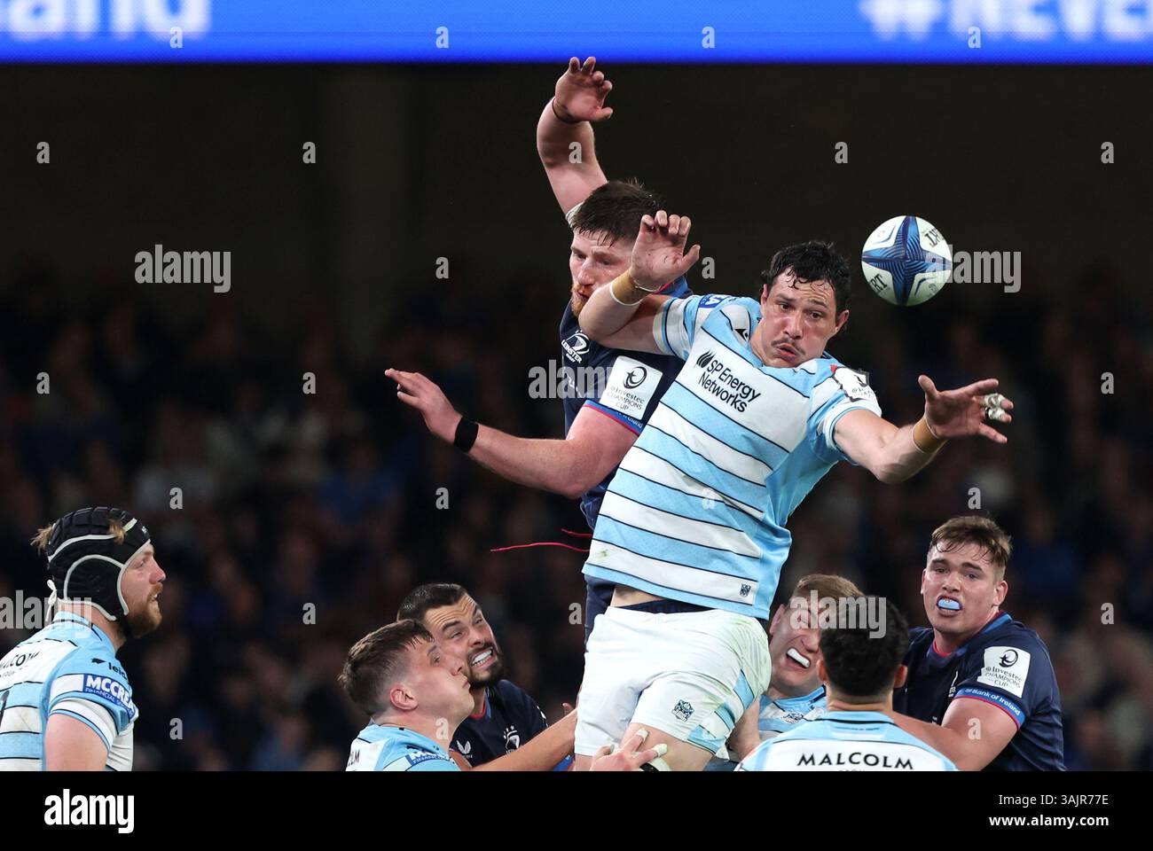 JP du Preez dei Glasgow Warriors e Joe McCarthy del Leinster competono in una line-out durante i quarti di finale della Investec Champions Cup all'Aviva Stadium di Dublino. Data foto: Venerdì 11 aprile 2025. Foto Stock