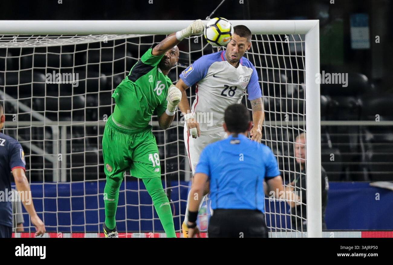 22 luglio 2017 - Arlington, Texas, USA - Arlington, Texas - sabato 22 luglio 2017: Patrick Pemberton e Clint Dempsey durante una semifinale di Coppa d'oro 2017 tra le squadre nazionali maschili degli Stati Uniti (USA) e Costa Rica (CRC) allo stadio AT&T. (Immagine di credito: © John Dorton/ISIPhotos via ZUMA Wire) Foto Stock