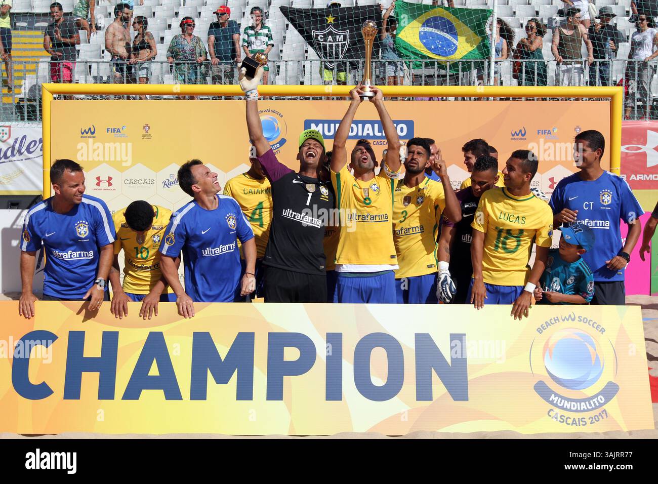 23 luglio 2017 - Lisbona, Portogallo - il difensore brasiliano Bruno Xavier alza il trofeo dopo la partita di Beach Soccer Mundialito 2017 tra Portogallo e Brasile sulla spiaggia di Carcavelos a Cascais, Portogallo, il 23 luglio 2017. Il Brasile ha vinto 6-4. Foto: Pedro Fiuza. (Immagine di credito: © Pedro Fiuza via ZUMA Wire) Foto Stock