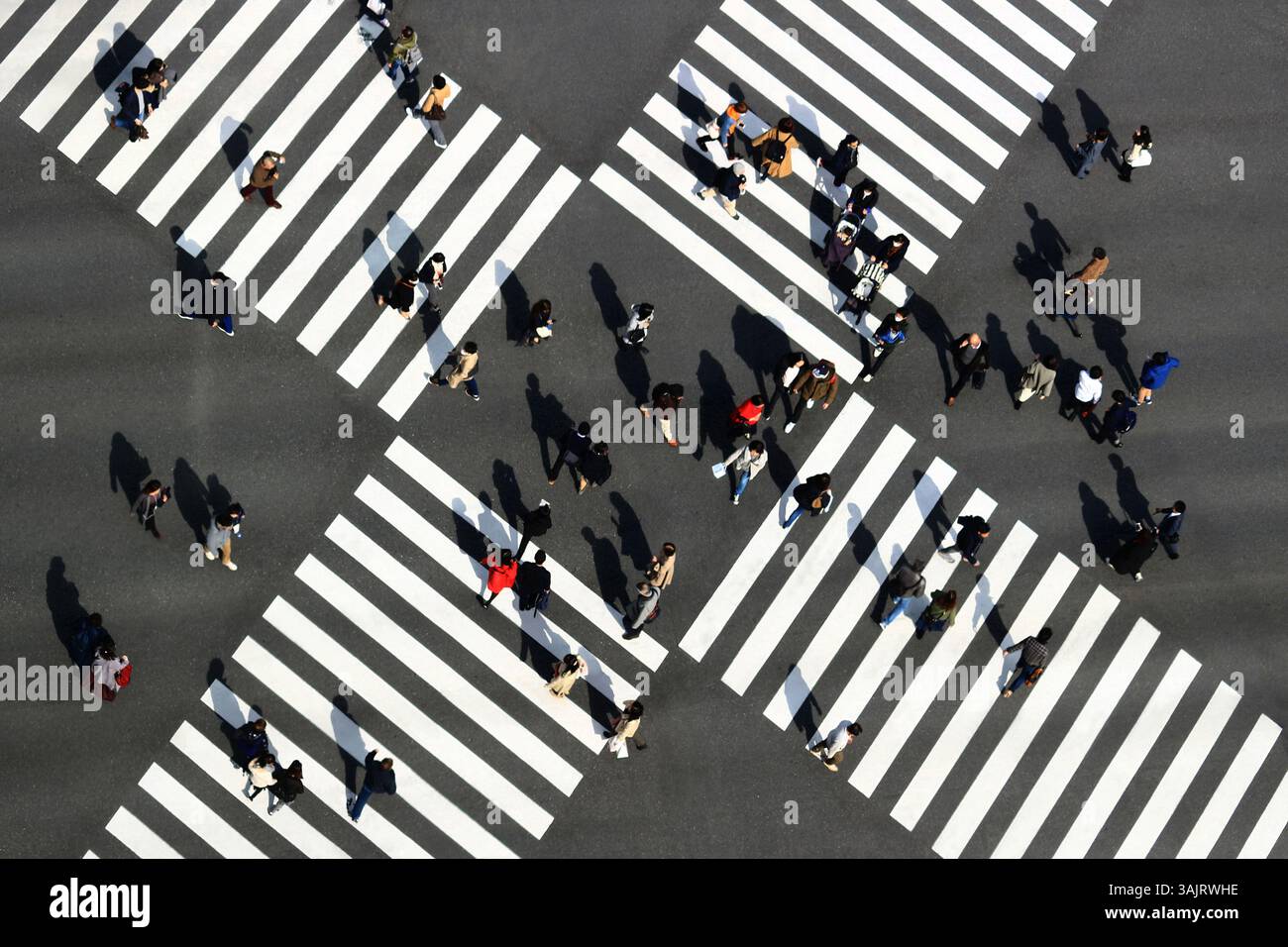 Vita quotidiana in Giappone Una vista delle persone che attraversano la strada dall'alto all'incrocio di Ginza Sukiyabashi durante una vacanza Foto Stock