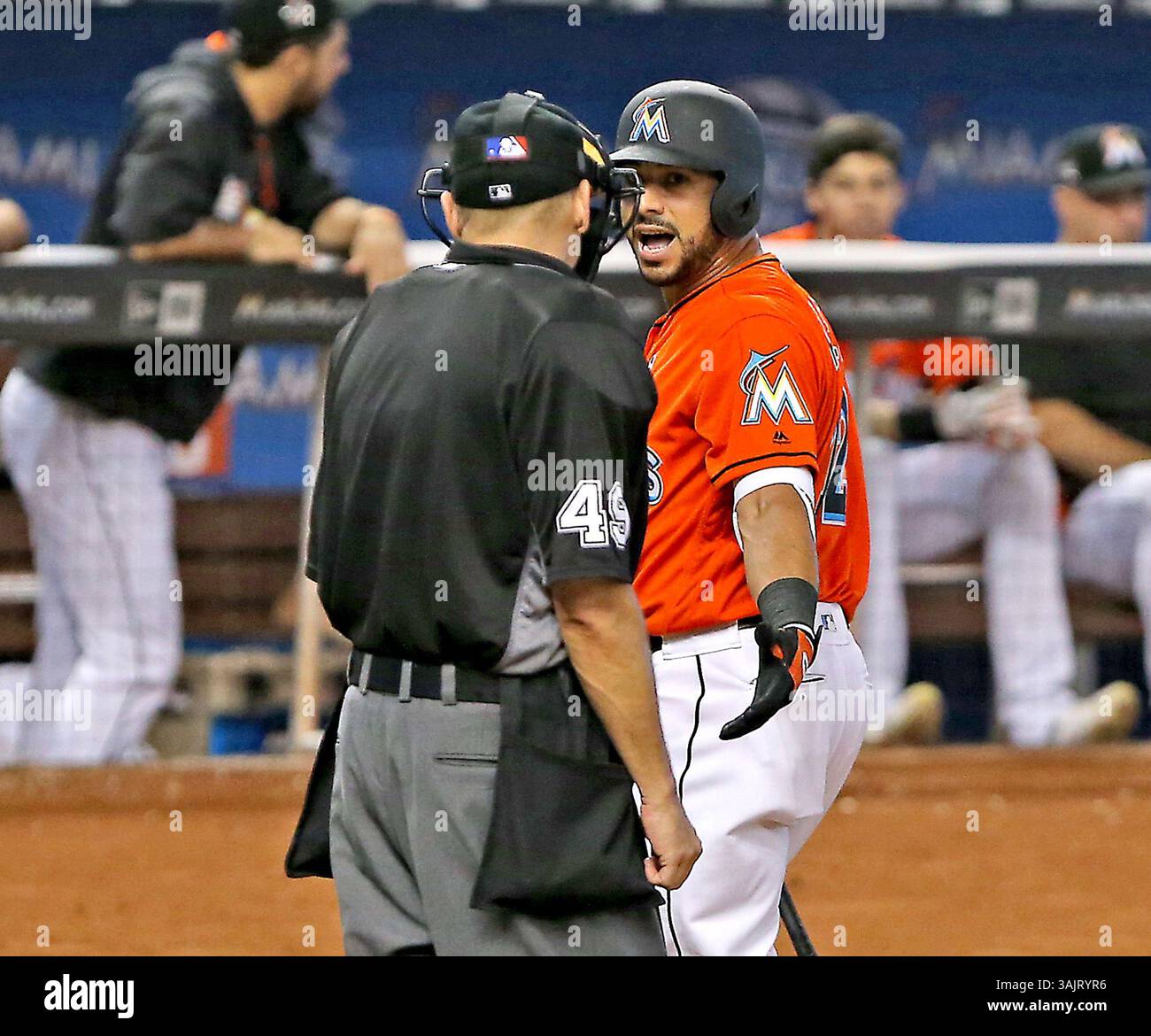 30 luglio 2017 - Miami, FL, USA - Mike Aviles (12) dei Miami Marlins ha parole con l'arbitro di casa Andy Fletcher dopo essere stato chiamato agli scioperi nel sesto inning contro i Cincinnati Reds domenica 30 luglio 2017 a Miami, Flag. (Immagine di credito: © Patrick Farrell/TNS via ZUMA Wire) Foto Stock