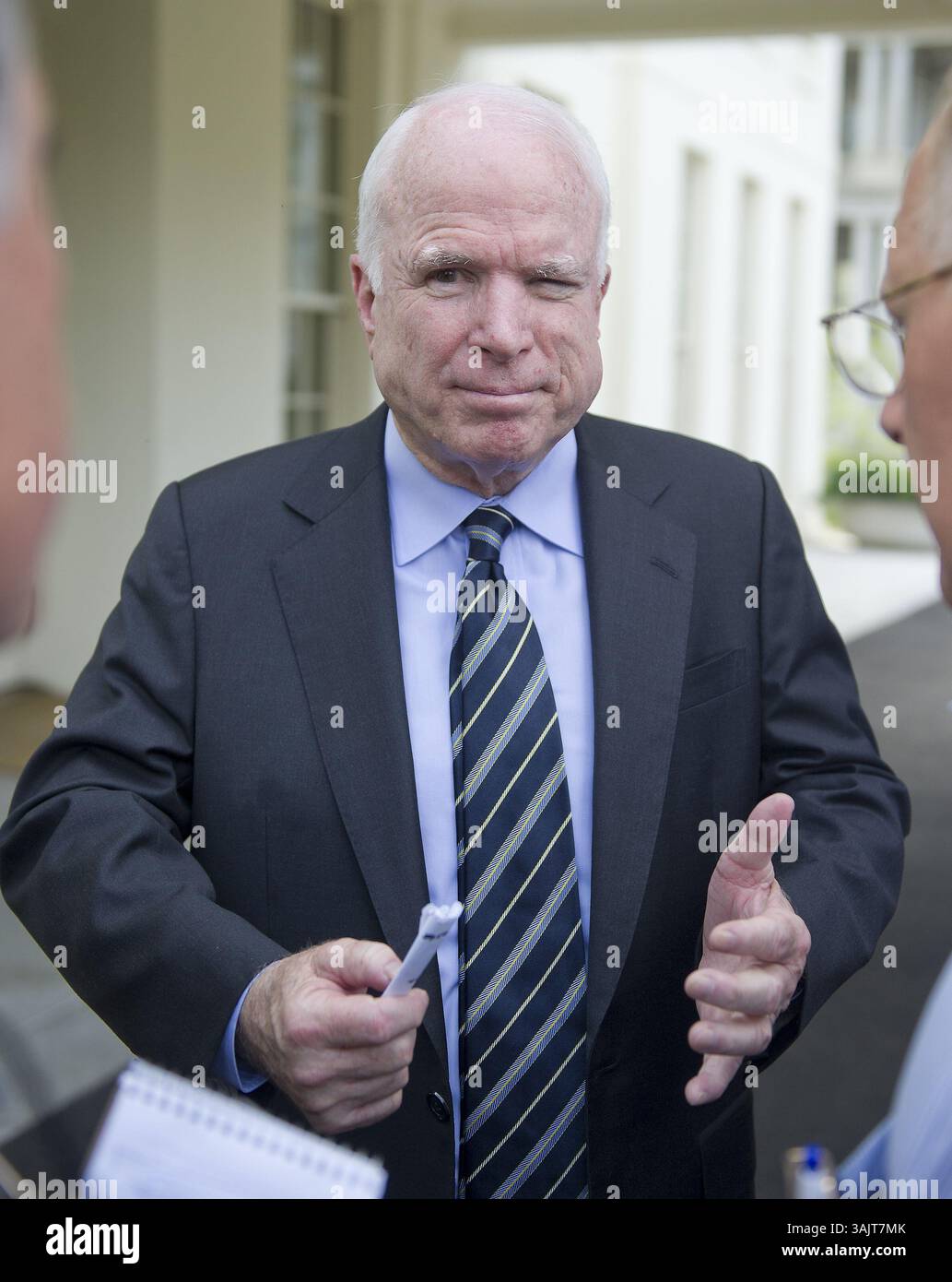 2 settembre 2013 - Washington, Distretto di Columbia, Stati Uniti d'America - i senatori degli Stati Uniti John McCain (Repubblicano dell'Arizona) rispondono ad alcune domande dei giornalisti alla Casa Bianca di Washington, D.C. a seguito dell'incontro con il presidente degli Stati Uniti Barack Obama sull'iniziativa del presidente di ottenere l'approvazione del Congresso prima di rispondere agli attacchi di armi chimiche in Siria lunedì 2 settembre 2013..credito: Ron Sachs / CNP (immagine di credito: © Ron Sachs/CNP) Foto Stock