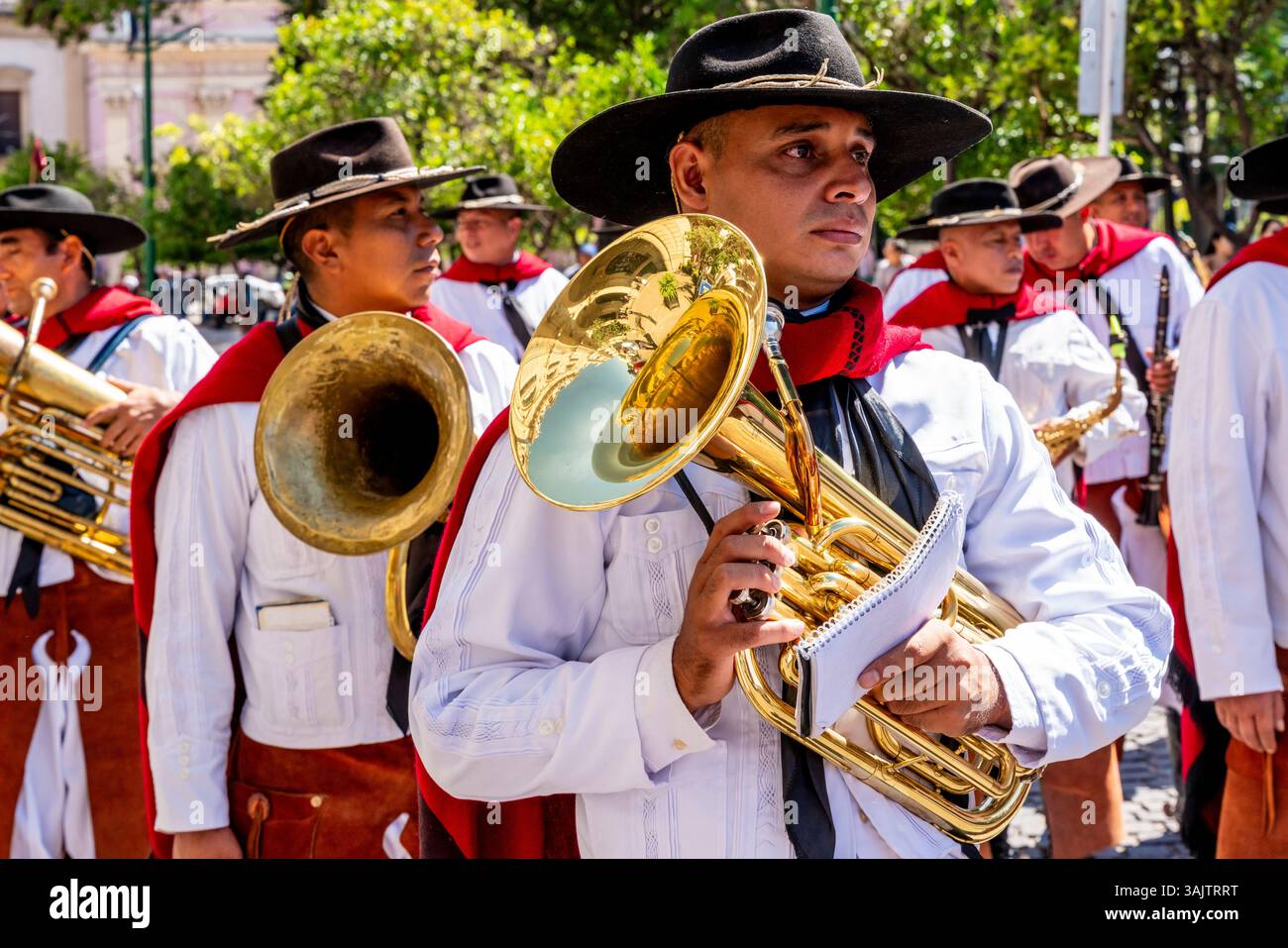 I gauchos aspettano di partecipare alla cerimonia bimensile del cambio della Guardia nella Piazza del 9 luglio, Salta, Provincia di Salta, Argentina. Foto Stock