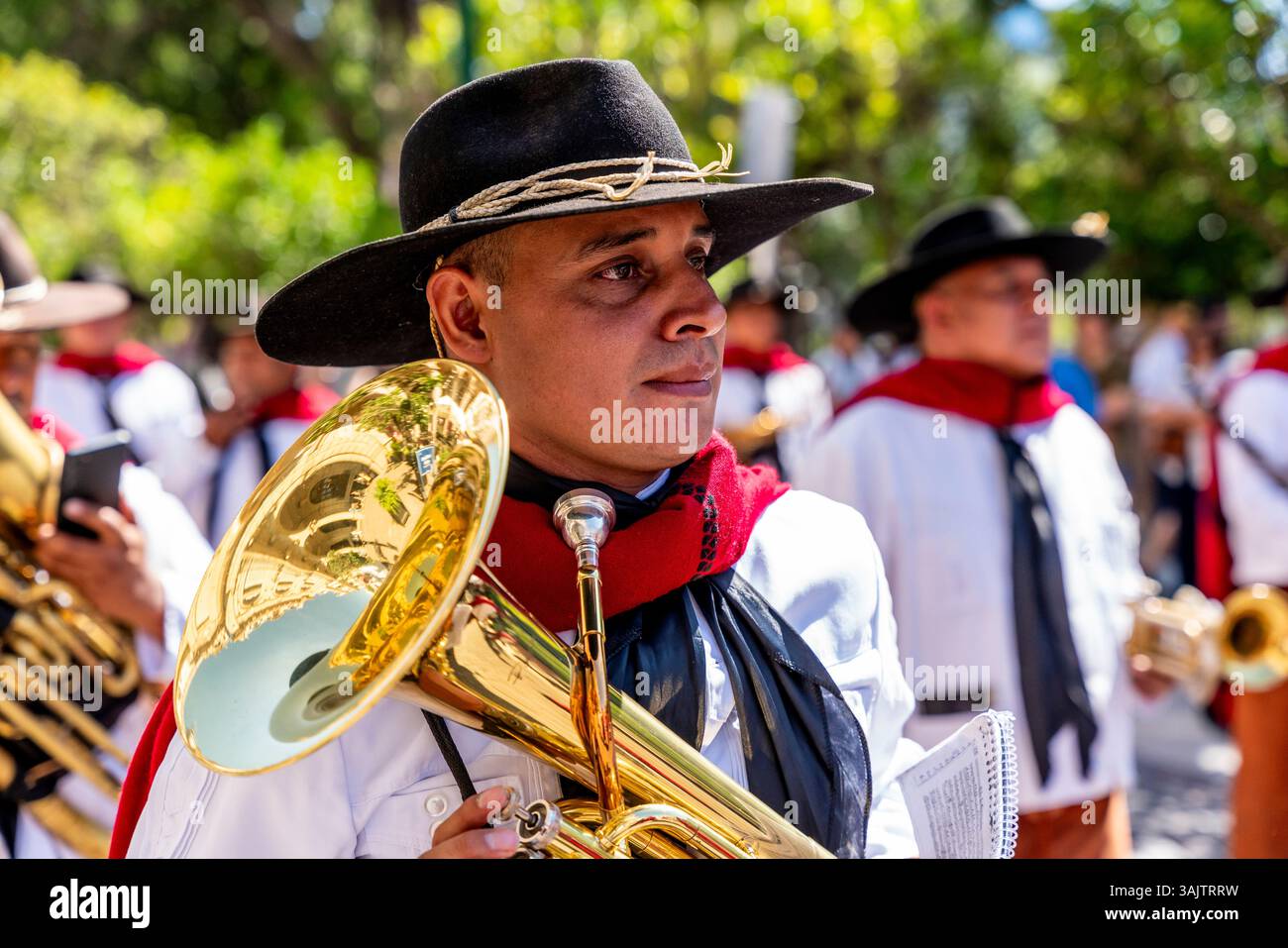 I gauchos aspettano di partecipare alla cerimonia bimensile del cambio della Guardia nella Piazza del 9 luglio, Salta, Provincia di Salta, Argentina. Foto Stock