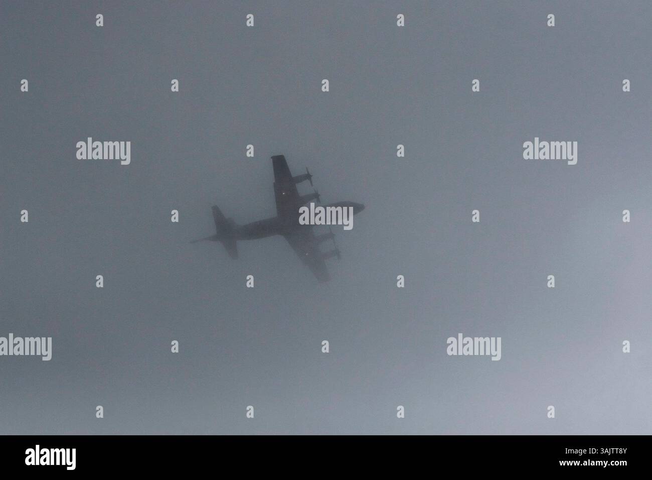 NP 307166 DAMA ORION 1 (06/4/2009 LARGO) Un P-3 Orion della Marina vola attraverso nuvole di pioggia bassa su largo giovedì mattina. (Immagine di credito: © St. Petersburg Times/ZUMA Press) Foto Stock