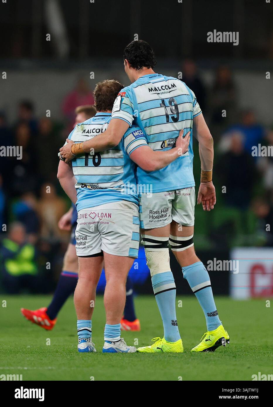 Aviva Stadium, Dublino, Irlanda. 11 aprile 2025. Investec Champions Cup Rugby, Leinster contro Glasgow Warriors; Grant Stewart consola JP du Preez di Glasgow dopo il fischio a tempo pieno Credit: Action Plus Sports/Alamy Live News Foto Stock