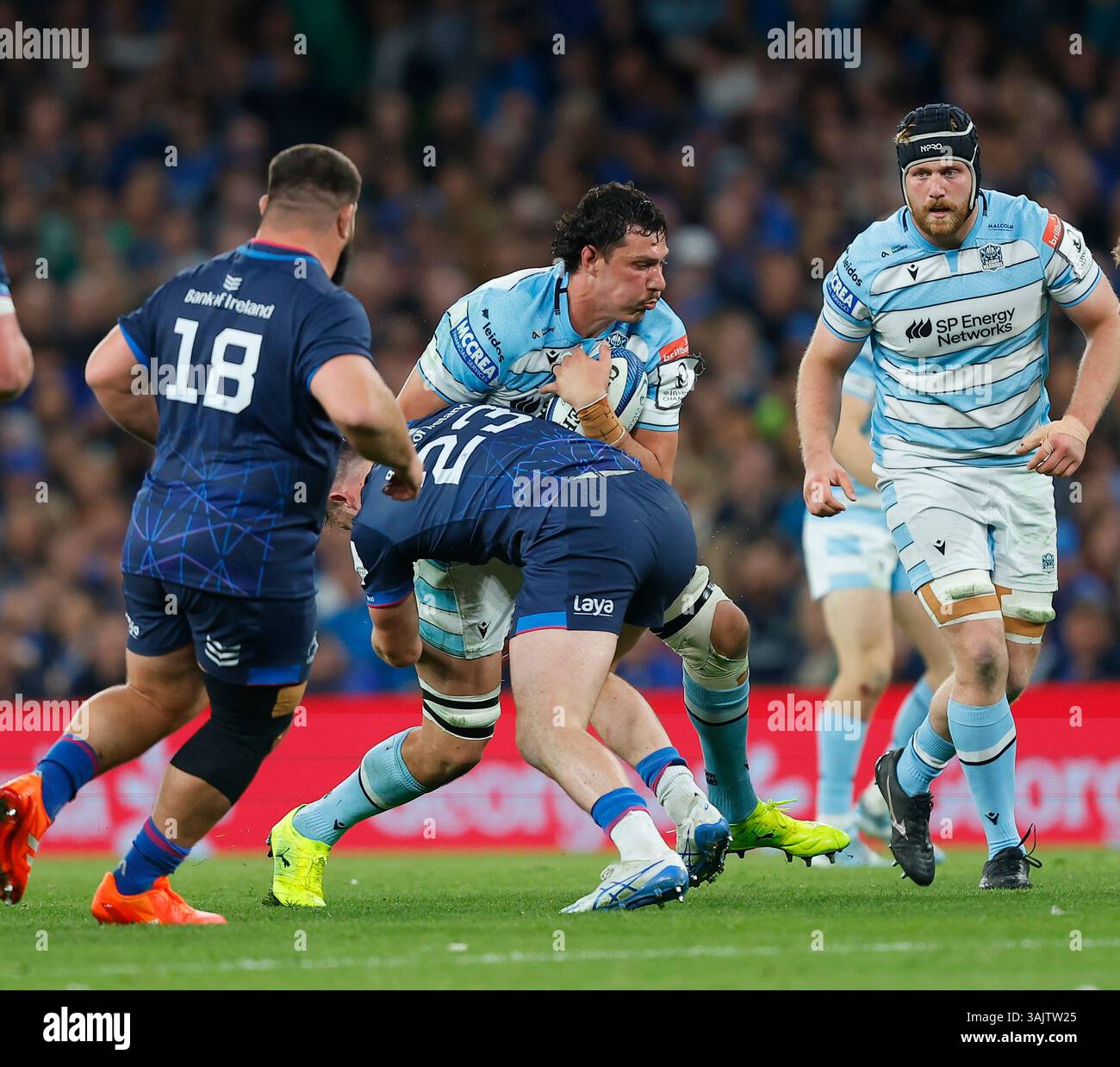 Aviva Stadium, Dublino, Irlanda. 11 aprile 2025. Investec Champions Cup Rugby, Leinster contro Glasgow Warriors; JP du Preez di Glasgow è affrontato da Robbie Henshaw di Leinster Credit: Action Plus Sports/Alamy Live News Foto Stock