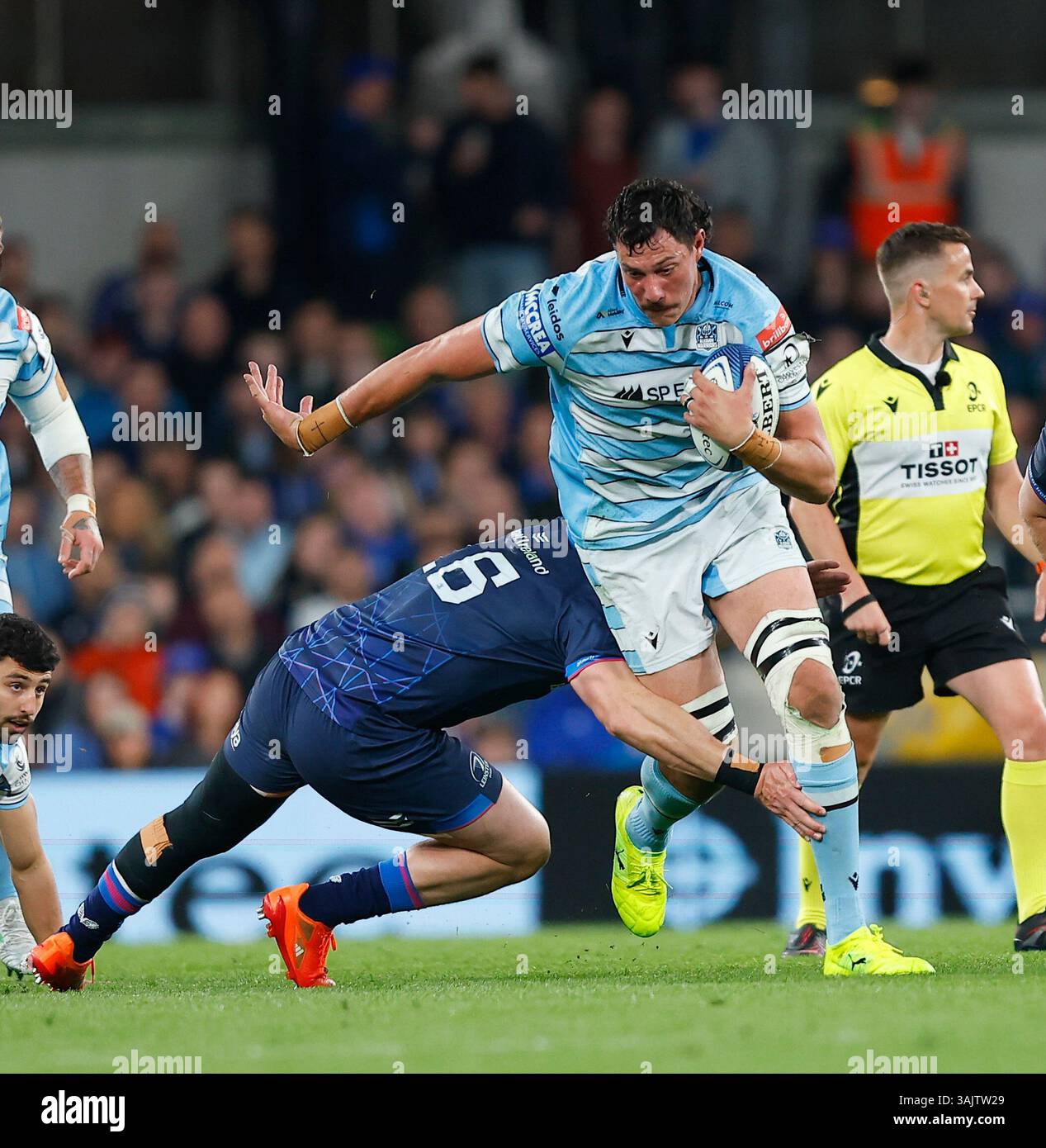 Aviva Stadium, Dublino, Irlanda. 11 aprile 2025. Investec Champions Cup Rugby, Leinster contro Glasgow Warriors; JP du Preez di Glasgow è affrontato da Dan Sheehan di Leinster Credit: Action Plus Sports/Alamy Live News Foto Stock