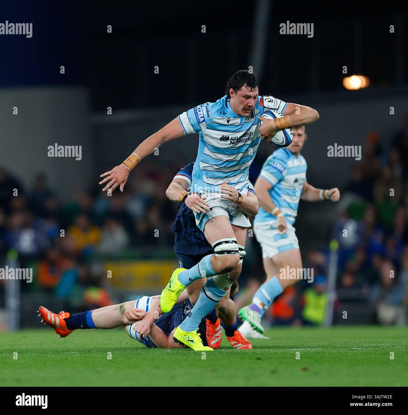 Aviva Stadium, Dublino, Irlanda. 11 aprile 2025. Investec Champions Cup Rugby, Leinster contro Glasgow Warriors; JP du Preez di Glasgow viene affrontato da dietro da Josh van der Flier di Leinster Credit: Action Plus Sports/Alamy Live News Foto Stock