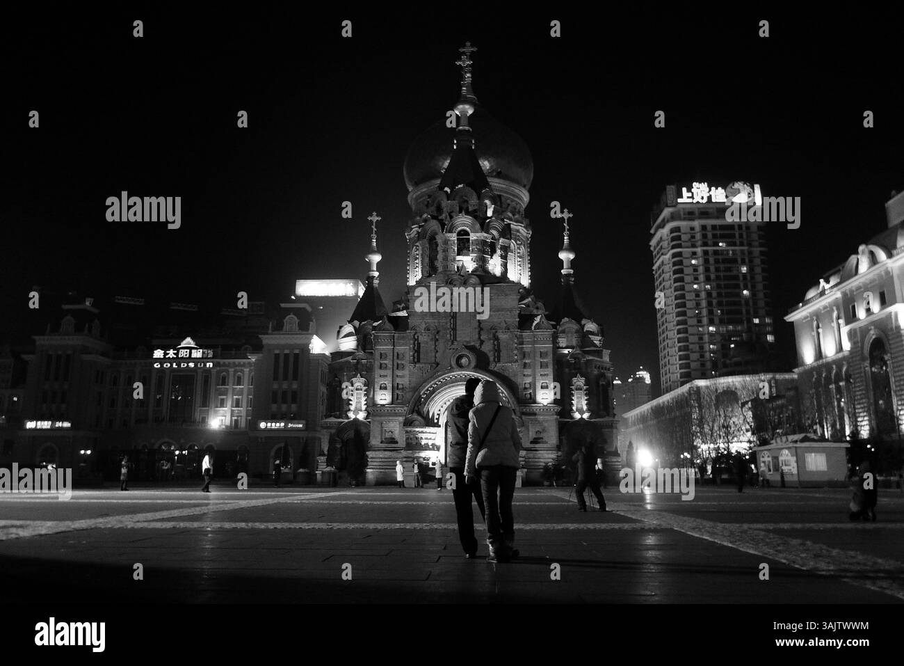 20 dicembre 2009 - Harbin, Cina - i turisti scattano foto notturne fuori dalla cattedrale di Santa Sofia ad Harbin, Cina. L'ex chiesa ortodossa russa è oggi un museo cittadino. (Immagine di credito: © Jeremy Breningstall/ZUMA Press) Foto Stock