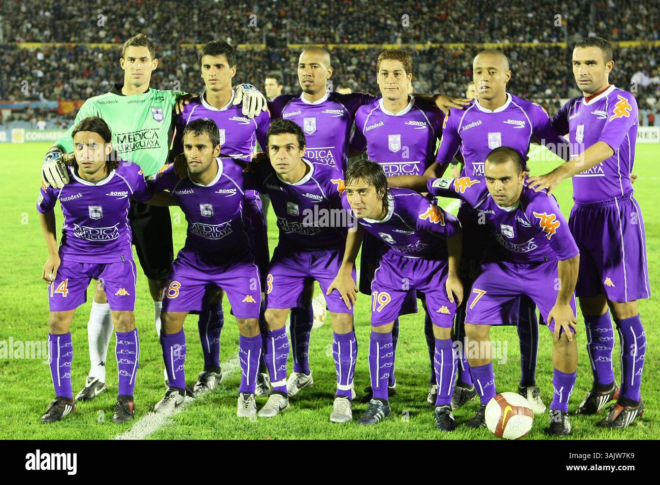 14 maggio 2009: I giocatori del Defensor Sporting in posa per i fotografi durante la partita che ha chiuso Defensor Sporting (URY) 2 Boca Juniors (ARG) 2 durante la Copa Santander Libertadores Match al Centenario Stadium di Montevideo, Uruguay (URY). Sebastian Castillos/CSM (immagine di credito: © Sebastian Castillos/Cal Sport Media) Foto Stock