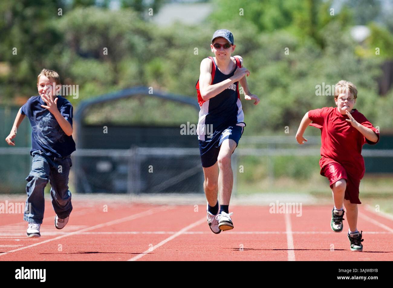 Joe Tweed, da sinistra a destra, Steve Bettes e Harley Peterson corrono i 50 metri di Dash giovedì durante il primo annuale Shasta County Spring Sports Day alla Central Valley High School di Shasta Lake. Circa 70 studenti con esigenze speciali provenienti da tutta la contea hanno partecipato a diverse gare e competizioni. "Stiamo valutando il livello di disponibilità a partecipare... e per dimostrare cosa possono fare e cosa sono in grado di fare", ha affermato Randy Ritchie, un insegnante speciale di Day Class presso Central Valley..Nathan Morgan/record Searchlight (immagine di credito: © Redding record Searchlight/ZUMAPRESS.com) Foto Stock