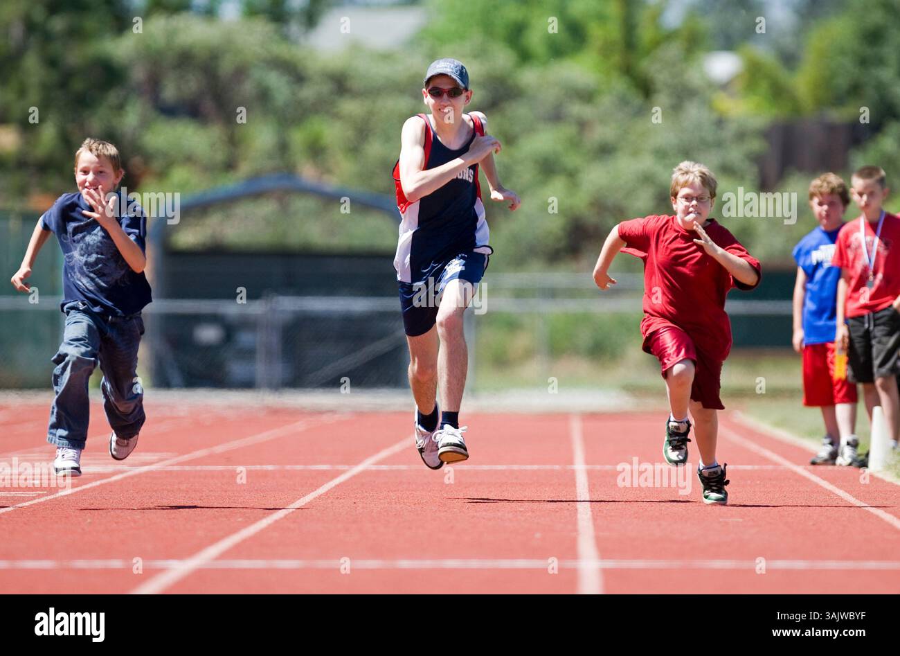 Joe Tweed, da sinistra a destra, Steve Bettes e Harley Peterson corrono i 50 metri di Dash giovedì durante il primo annuale Shasta County Spring Sports Day alla Central Valley High School di Shasta Lake. Circa 70 studenti con esigenze speciali provenienti da tutta la contea hanno partecipato a diverse gare e competizioni. "Stiamo valutando il livello di disponibilità a partecipare... e per dimostrare cosa possono fare e cosa sono in grado di fare", ha affermato Randy Ritchie, un insegnante speciale di Day Class presso Central Valley..Nathan Morgan/record Searchlight (immagine di credito: © Redding record Searchlight/ZUMAPRESS.com) Foto Stock
