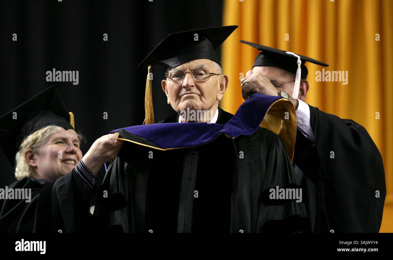 John Wagner/News-Miner. L'ex governatore territoriale dell'Alaska Mike Stepovich, centro, ha ricevuto un dottorato onorario in leggi domenica pomeriggio, 10 maggio 2009, durante le cerimonie di inizio della University of Alaska Fairbanks tenutesi presso il Carlson Center. A sinistra si trova il Provost Susan Henrichs, a sinistra, e il Presidente dell'Univeristy of Alaska Mark Hamilton. (Immagine di credito: © Fairbanks Daily News-Miner/ZUMAPRESS.com) Foto Stock