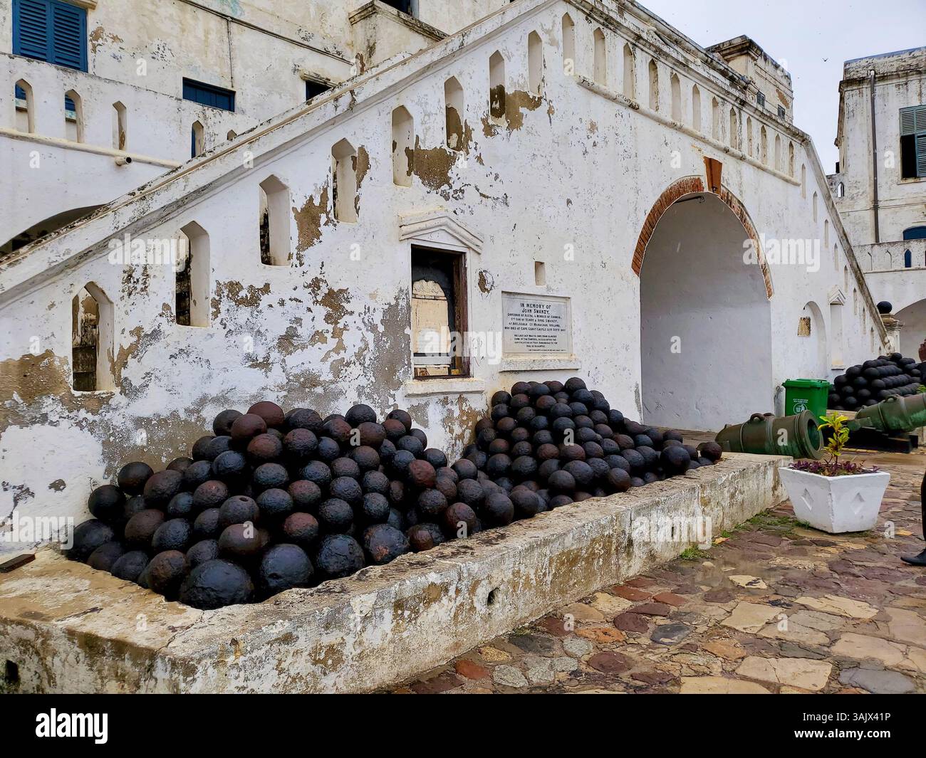 Castello di Elmina, edificio di Accra Ghana e palle di cannone Foto Stock