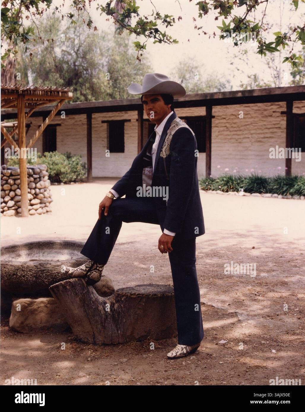 17 febbraio 2009 - Los Angeles, California, USA - MEXICAN CHALINO SANCHEZ (nato Rosalindo Sanchez) è cresciuto in un piccolo villaggio di Sinaloa e si è trasferito a Los Angeles, CA, nel 1977. Nel 1984 sposò Marisela Vallejo, che si interessò alla musica popolare nel 1989 dopo essere entrato a far parte dei Los 4 de la Frontera, realizzando un disco in formato cassetta, prodotto da Angel Parra, esibendosi presto dal vivo insieme a Nacho Hernández e Los Amables del Norte. Dopo che un incidente di sparatoria si è verificato in un piccolo locale vicino a Palm Springs, dove Sanchez si stava esibendo dal vivo, la sua musica ha iniziato ad attirare l'attenzione e, soprattutto, la radio pla Foto Stock