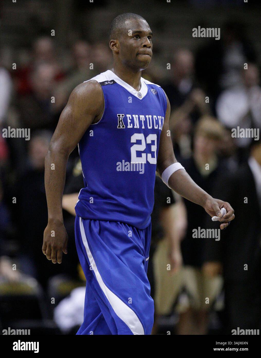 Jodie Meeks si è morso il labbro mentre guardava il tabellone segnapunti mentre Vanderbilt sconfisse Kentucky 77-64 martedì 17 febbraio 2009 a Nashville, Tennessee. Foto di Mark Cornelison | staff (immagine di credito: © Lexington Herald-leader/ZUMA Press) Foto Stock