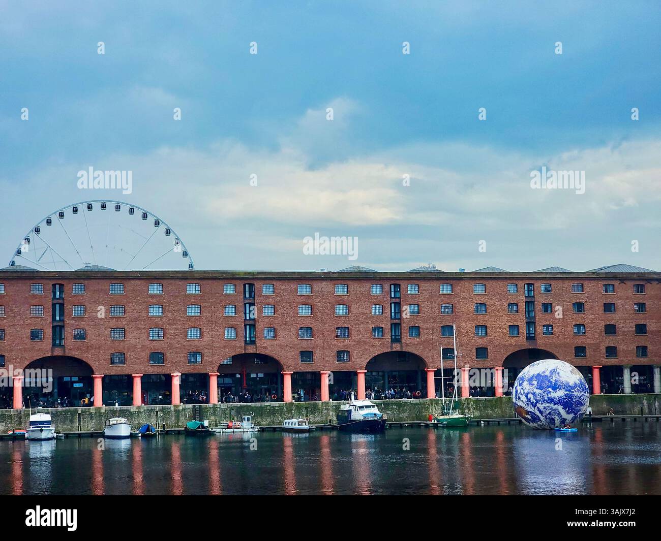 Il Royal Albert Dock Liverpool ha girato alla luce del giorno Foto Stock