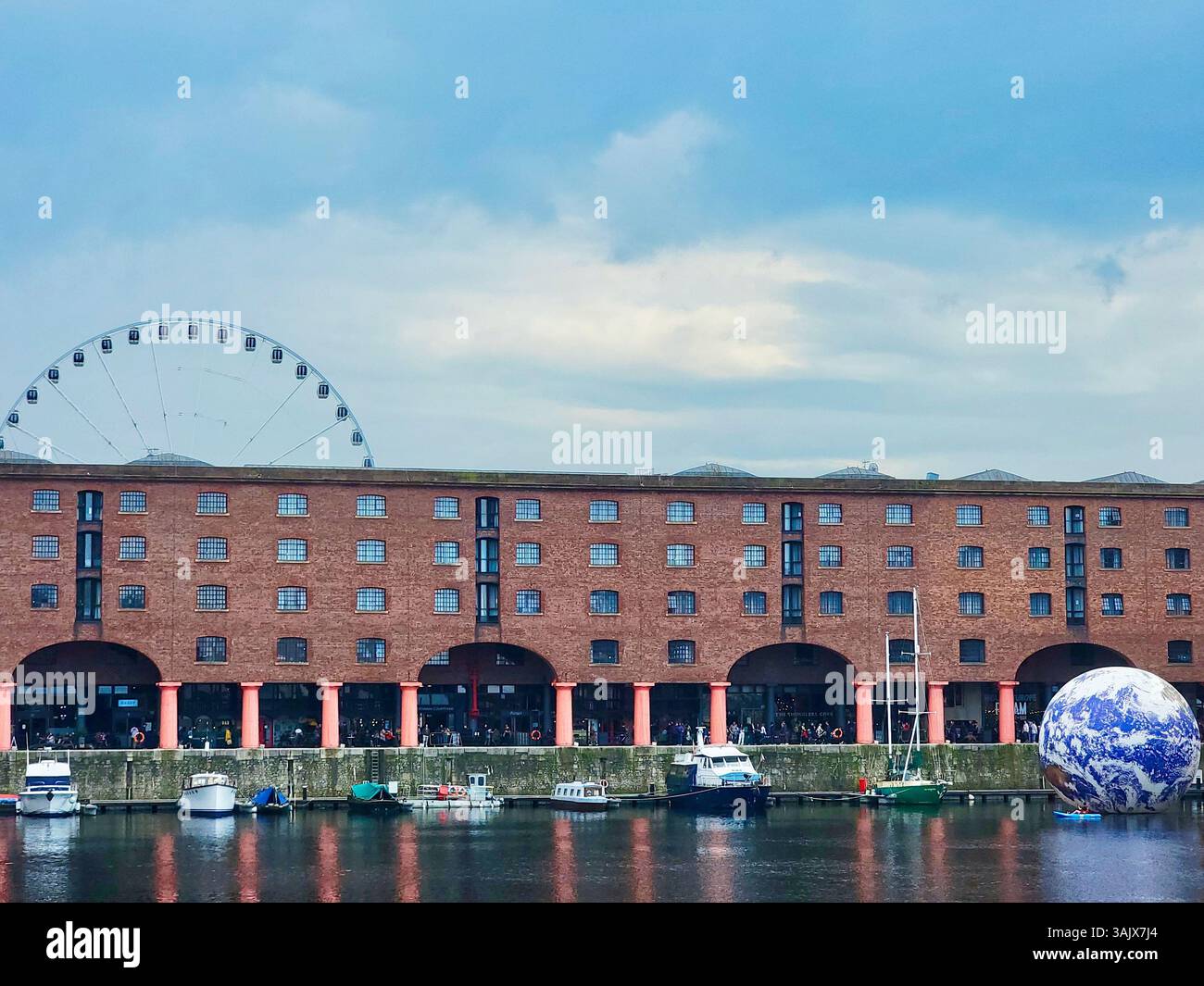 Il Royal Albert Dock Liverpool ha girato alla luce del giorno Foto Stock