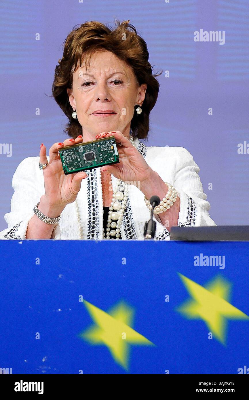 Neelie Kroes, commissario europeo per le competizioni, olandese, mostra un chip Intel CPU durante una conferenza stampa su Intel Corp. Presso la sede della Commissione europea a Bruxelles, Belgio, il 2009-05-13 la Commissione europea ha multato Intel Corp. Di un miliardo di euro record (.44 miliardi) per abuso di monopolio.t sta ordinando al produttore di chip di interrompere le tattiche di vendita secondo cui ha impedito alla AMD più piccola rivale di vendere chip. La Commissione europea afferma che l'azienda ha offerto sconti sui prezzi ai produttori di computer Acer, Dell, HP, Lenovo e NEC per l'acquisto di tutti o quasi tutti i chip Intel. Â© di Wiktor D Foto Stock