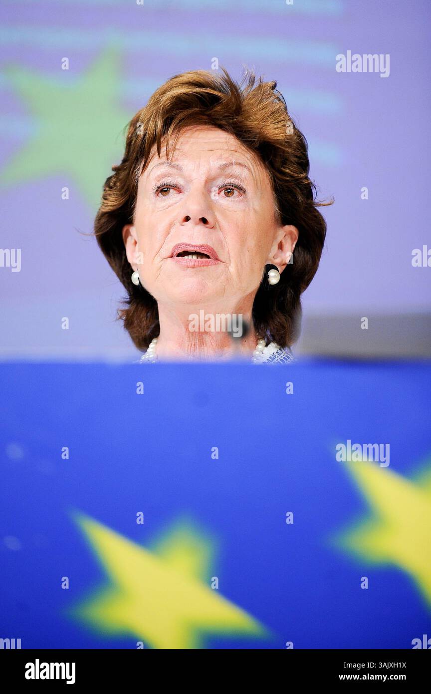 Neelie Kroes, commissario europeo per le competizioni, olandese, tiene una conferenza stampa su Intel Corp. Presso la sede della Commissione europea a Bruxelles, Belgio, il 2009-05-13 la Commissione europea ha multato Intel Corp. Per un importo record di .44 miliardi di euro per abuso di monopolio.t sta ordinando al produttore di chip di interrompere le tattiche di vendita secondo cui ha impedito alla AMD rivale più piccola di vendere chip. La Commissione europea afferma che l'azienda ha offerto sconti sui prezzi ai produttori di computer Acer, Dell, HP, Lenovo e NEC per l'acquisto di tutti o quasi tutti i chip Intel. Â© di Wiktor Dabkowski (immagine di credito: Foto Stock