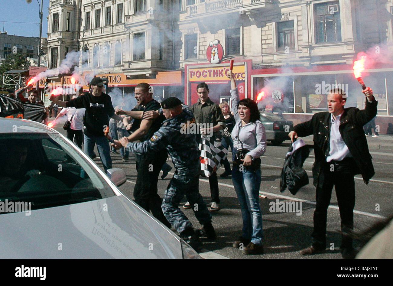 31 maggio 2009 - Mosca, Russia - il raduno anti Putin sotto il titolo "Russia senza Putin” si è tenuto nel centro di Mosca. La polizia russa ha arrestato decine di manifestanti anti anti-Putin. Il raduno ha chiesto le dimissioni dell'ex leader russo e attuale primo ministro Vladimir Putin. Più di 30 manifestanti sono stati arrestati per aver bloccato una strada principale nella capitale. (Immagine di credito: © PhotoXpress/ZUMA Press) Foto Stock