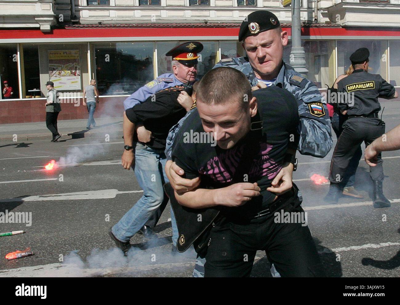 31 maggio 2009 - Mosca, Russia - il raduno anti Putin sotto il titolo "Russia senza Putin” si è tenuto nel centro di Mosca. La polizia russa ha arrestato decine di manifestanti anti anti-Putin. Il raduno ha chiesto le dimissioni dell'ex leader russo e attuale primo ministro Vladimir Putin. Più di 30 manifestanti sono stati arrestati per aver bloccato una strada principale nella capitale. (Immagine di credito: © PhotoXpress/ZUMA Press) Foto Stock
