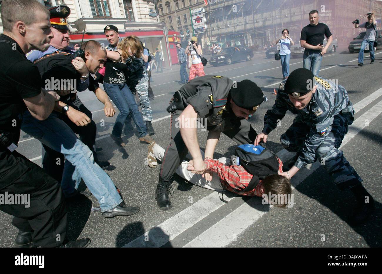 31 maggio 2009 - Mosca, Russia - il raduno anti Putin sotto il titolo "Russia senza Putin” si è tenuto nel centro di Mosca. La polizia russa ha arrestato decine di manifestanti anti anti-Putin. Il raduno ha chiesto le dimissioni dell'ex leader russo e attuale primo ministro Vladimir Putin. Più di 30 manifestanti sono stati arrestati per aver bloccato una strada principale nella capitale. (Immagine di credito: © PhotoXpress/ZUMA Press) Foto Stock