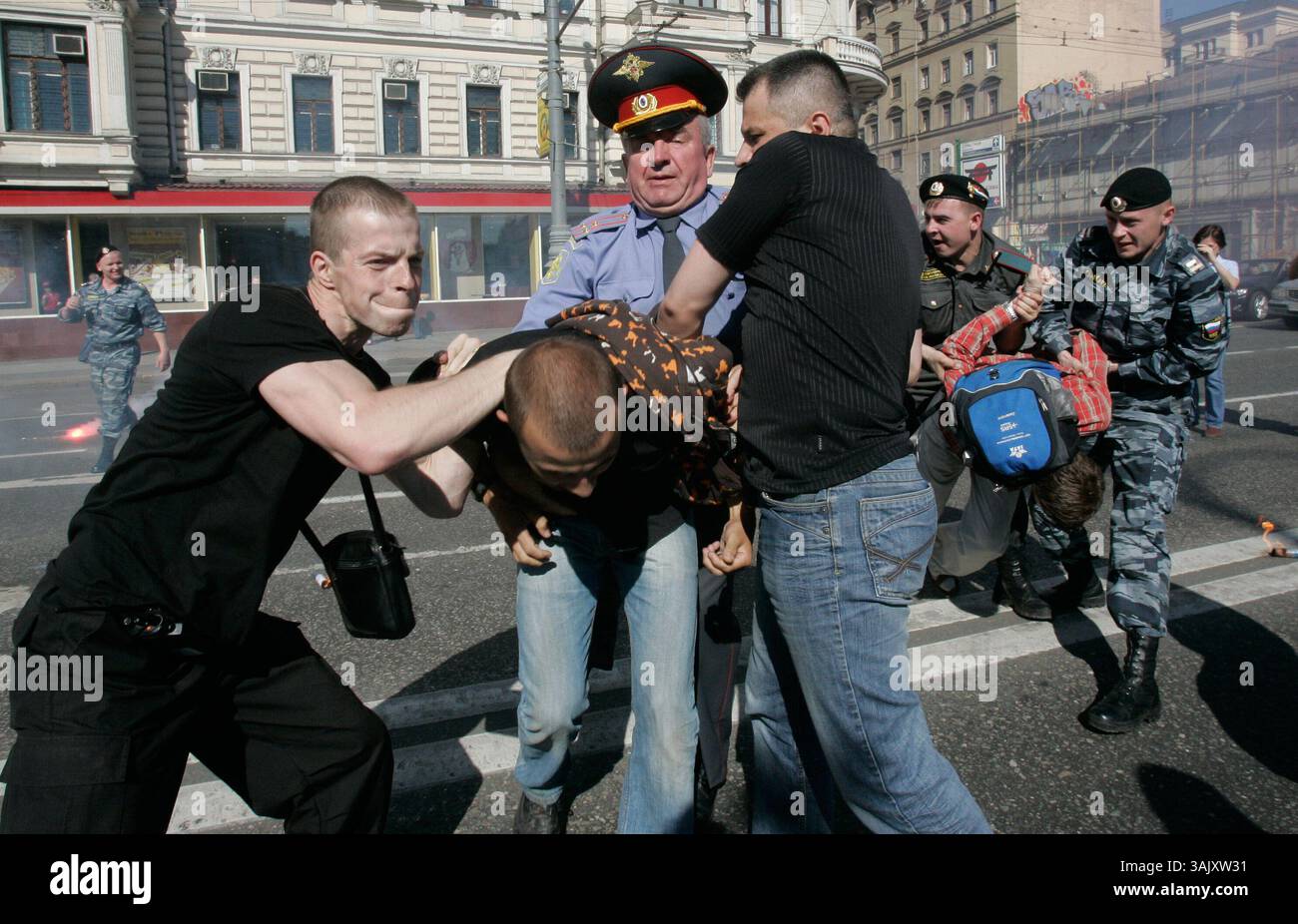 31 maggio 2009 - Mosca, Russia - il raduno anti Putin sotto il titolo "Russia senza Putin” si è tenuto nel centro di Mosca. La polizia russa ha arrestato decine di manifestanti anti anti-Putin. Il raduno ha chiesto le dimissioni dell'ex leader russo e attuale primo ministro Vladimir Putin. Più di 30 manifestanti sono stati arrestati per aver bloccato una strada principale nella capitale. (Immagine di credito: © PhotoXpress/ZUMA Press) Foto Stock