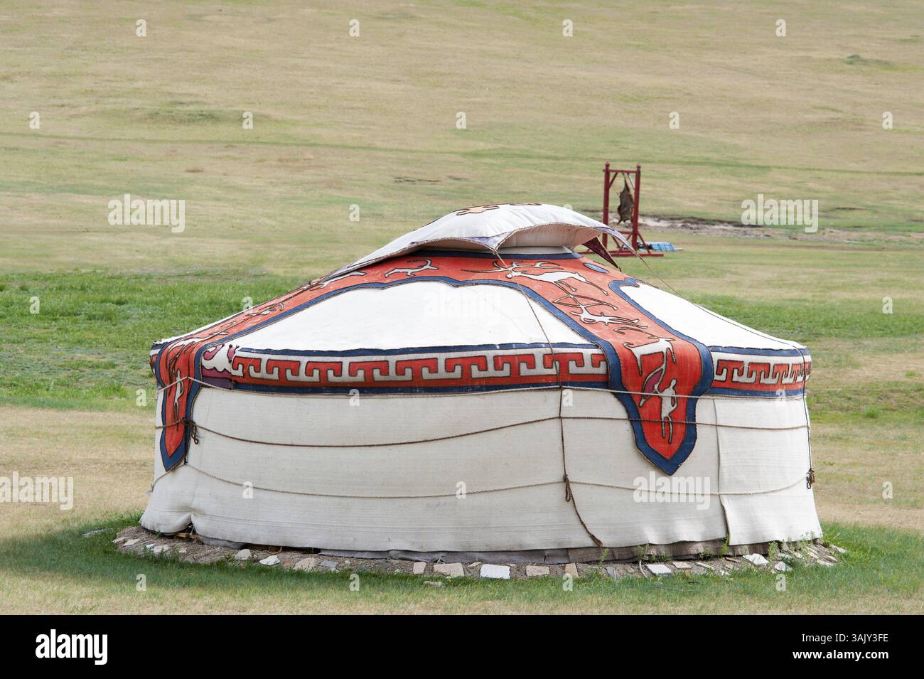 Una jurta mongola colorata accampata nella steppa Foto Stock
