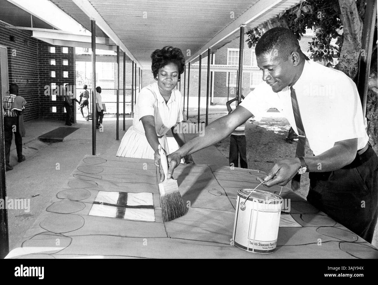 Times files, 28 aprile 1966..didascalia originale, ''Carnevale in arrivo al Jordan Elementary Friday - Un carnevale sta arrivando in città! La scuola elementare Jordan sarà il sito e le persone potranno iniziare ad entrare alle 17:00, venerdì. Lo spettacolo terminera' alle 20.00. Mettendo un po' di vernice su uno degli stand ci sono la signora Betty R. Smith e George McGarrah, insegnanti della scuola. Il carnevale è sponsorizzato dalla Parent-Teacher Association. Bambini e adulti possono sgranocchiare hot dog, bevande fredde e caramelle di cotone mentre visitano lo spettacolo laterale. Non è previsto alcun supplemento d'ingresso e solo un supplemento minimo per le caramelle Foto Stock