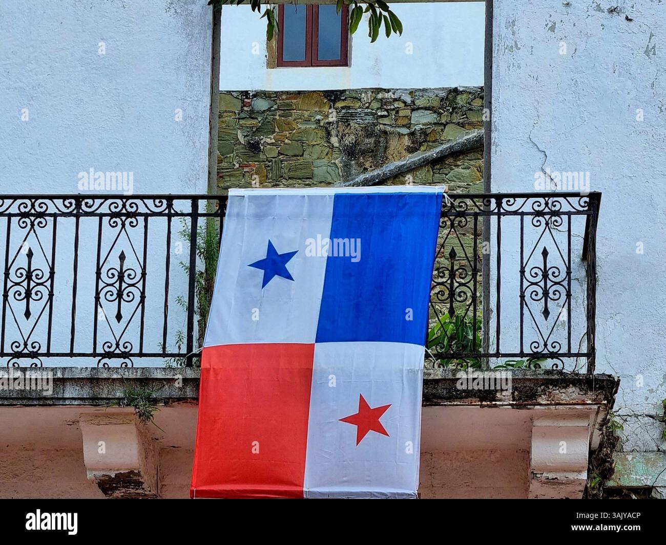 Bandiera di Panama sul balcone di un vecchio edificio nel pittoresco quartiere storico di casco Viejo, un'attrazione turistica di Panama City Foto Stock