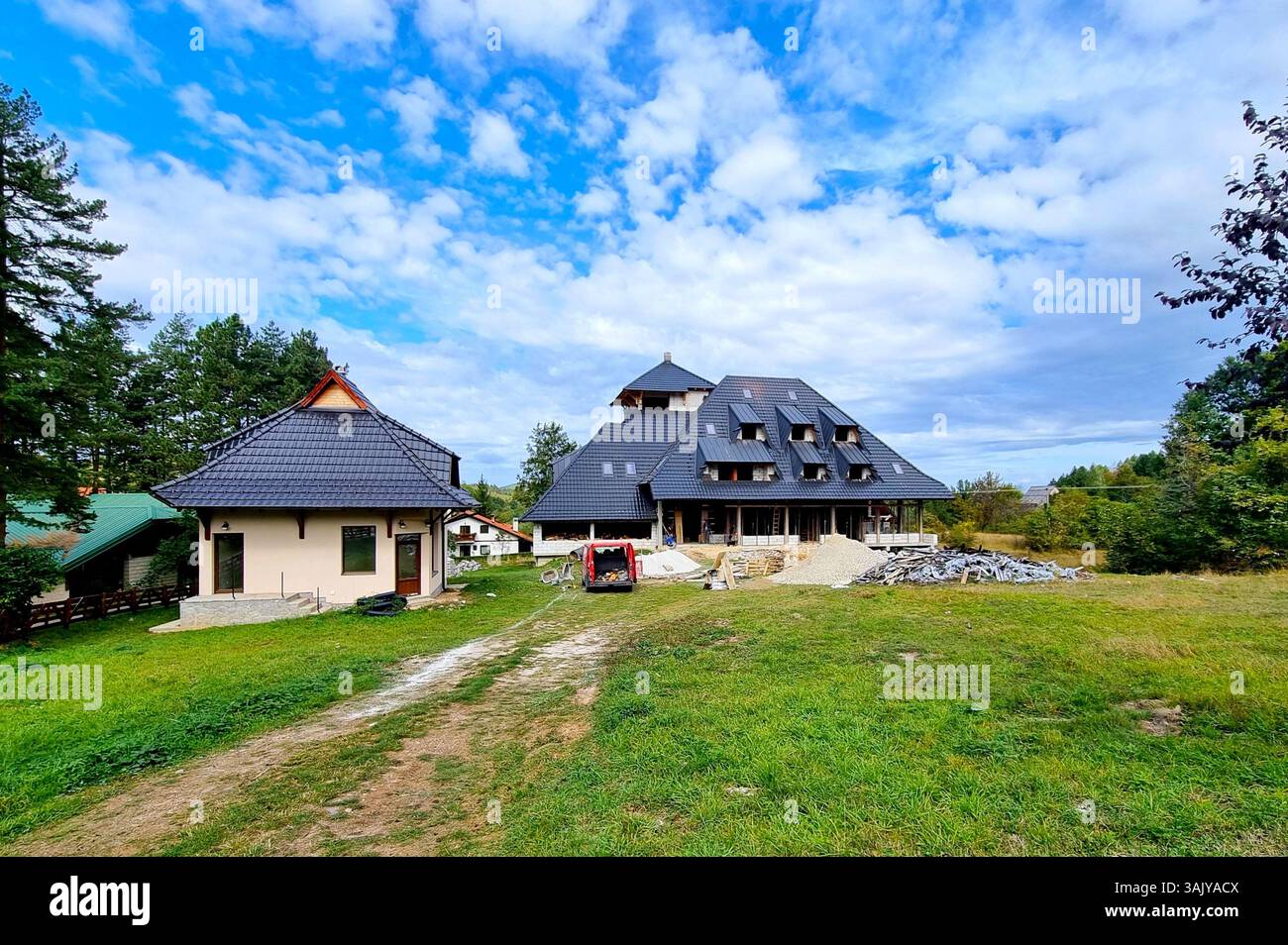 Costruzione di una pensione in tradizionale stile rustico serbo con finestre dormitori nel villaggio di Trnava per una vacanza indimenticabile in Serbia Foto Stock