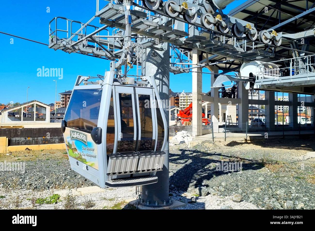 Da vicino la cabina e il meccanismo della funivia Zlatibor Gold Gondola, la funivia panoramica più lunga del mondo e un'attrazione popolare Foto Stock