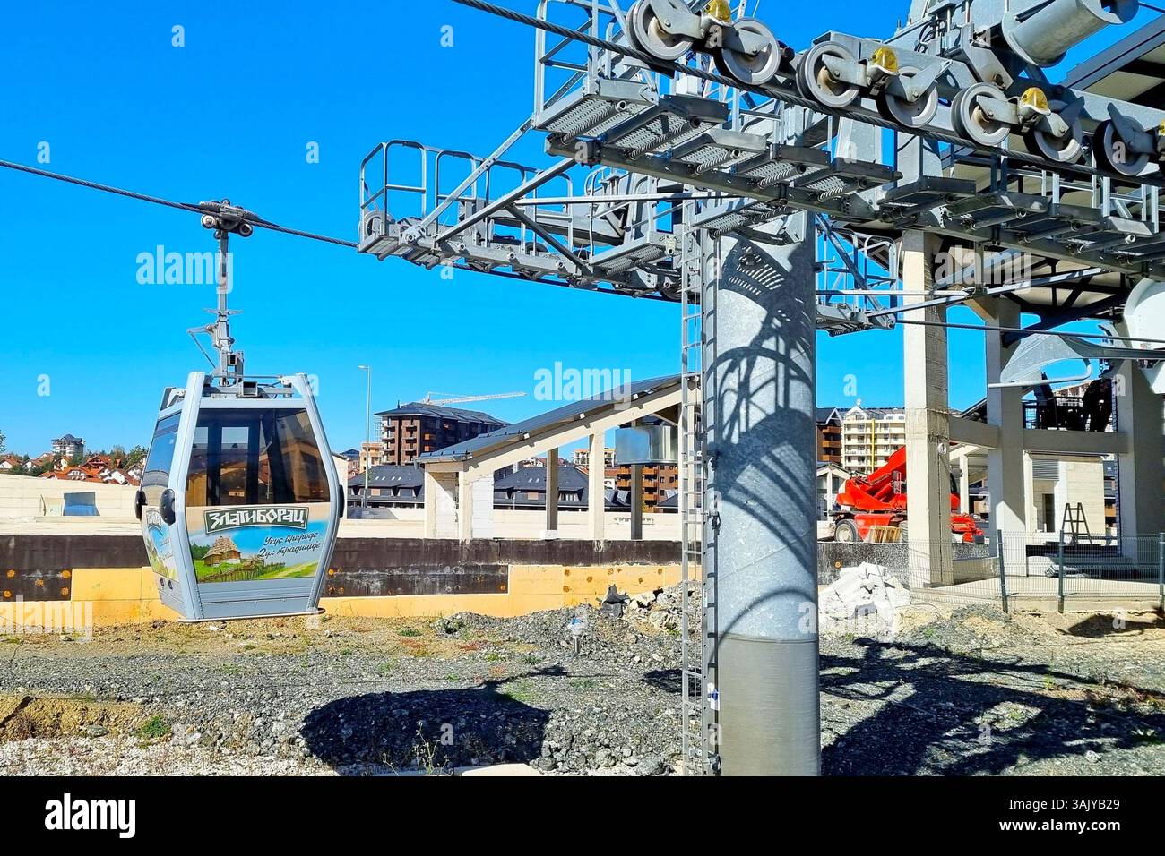 La cabina e il meccanismo della funivia Zlatibor Gold Gondola, un mezzo di trasporto ecologico e una popolare attrazione in Serbia Foto Stock