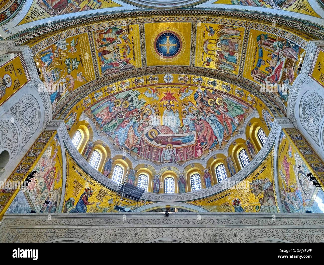Gigantesco mosaico dorato della Dormizione nell'abside della chiesa ortodossa serba di Santa Sava a Belgrado Foto Stock