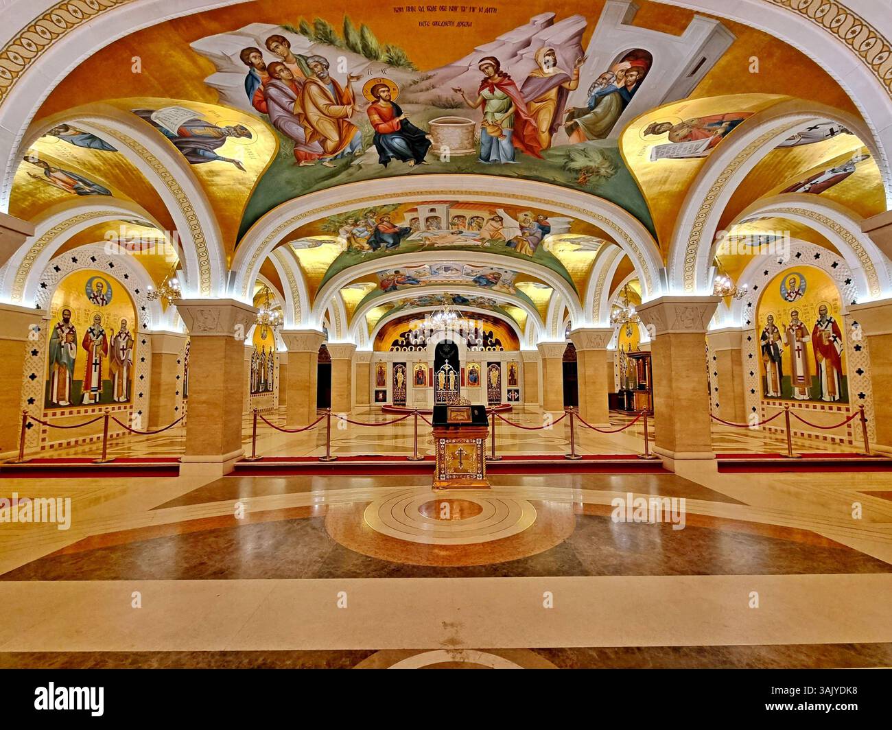 Una bella sala nella cripta sotterranea della chiesa di Santa Sava con archi alternati e un soffitto a volta decorato con dipinti colorati Foto Stock